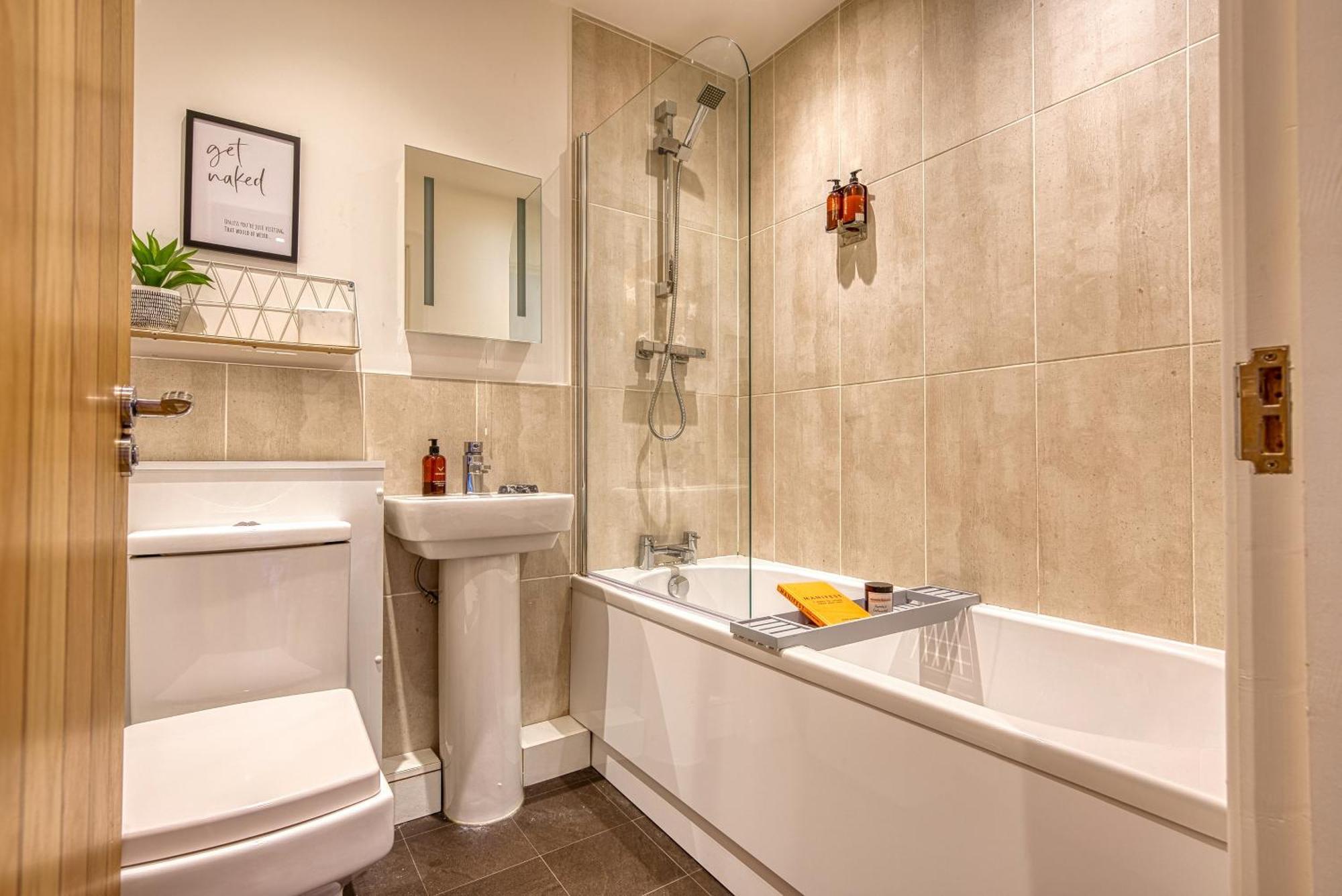 2-Bedroom Stunning, Stylish & Central City Apartment, Spacious, Sleeps 6, With On-Site Parking - Near Gunwharf Quays & Beach - By Blue Puffin Stays Portsmouth Exteriör bild