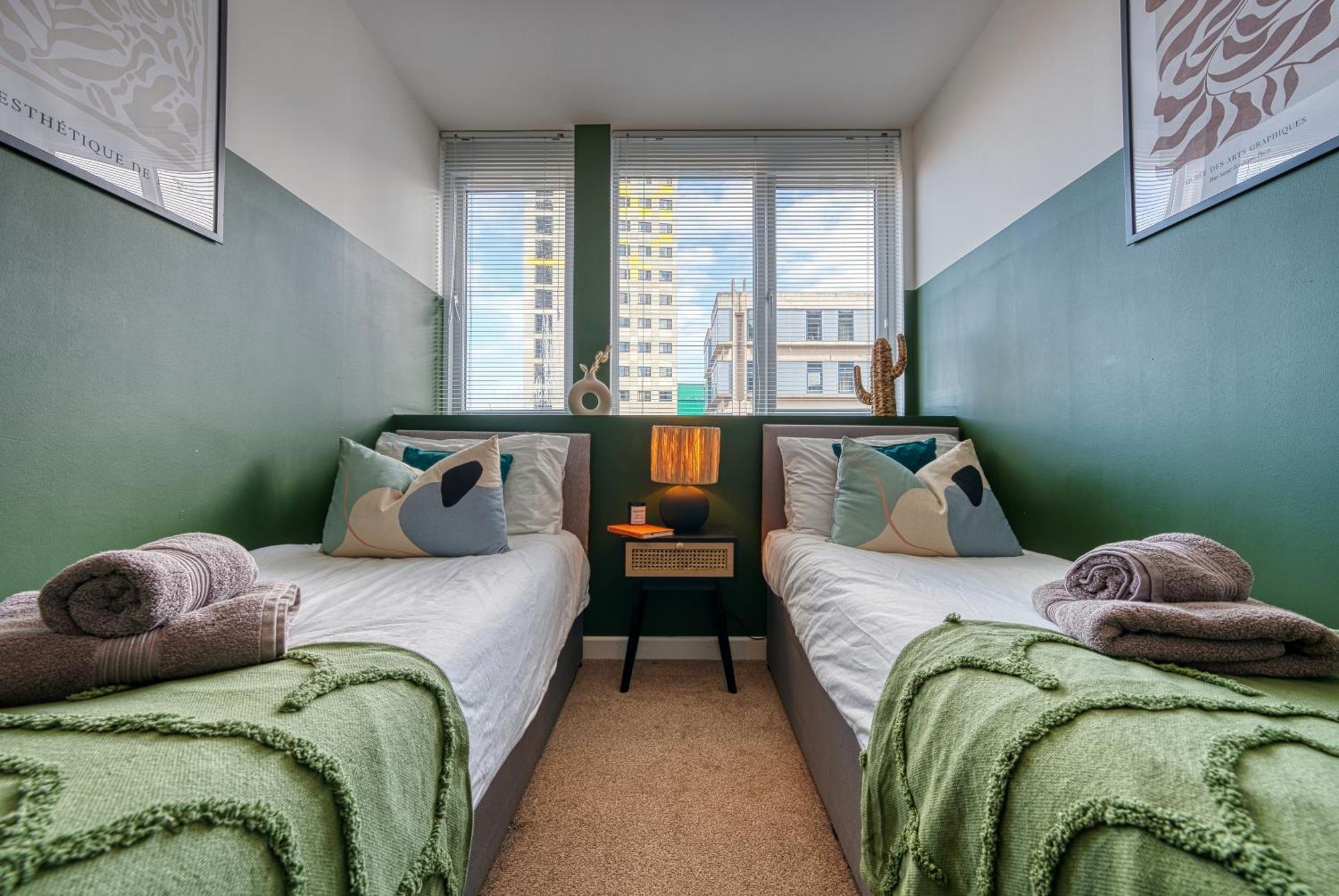 2-Bedroom Stunning, Stylish & Central City Apartment, Spacious, Sleeps 6, With On-Site Parking - Near Gunwharf Quays & Beach - By Blue Puffin Stays Portsmouth Exteriör bild