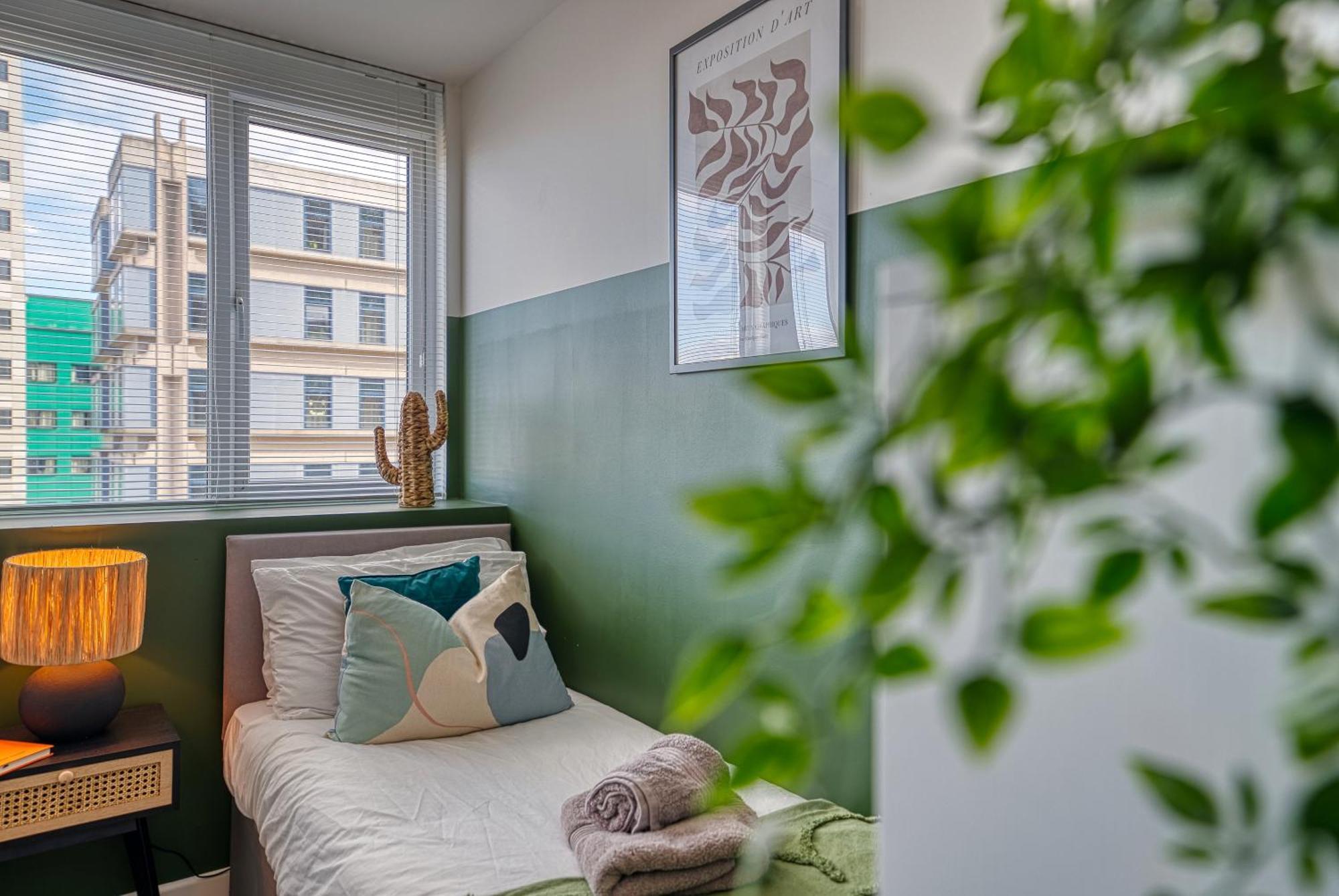 2-Bedroom Stunning, Stylish & Central City Apartment, Spacious, Sleeps 6, With On-Site Parking - Near Gunwharf Quays & Beach - By Blue Puffin Stays Portsmouth Exteriör bild